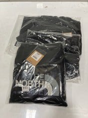 3 X THE NORTH FACE ASSORTED CLOTHING TO INCLUDE THE NORTH FACE MEN'S DREW PEAK PULLOVER IN BLACK SIZE M