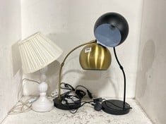 3 X ASSORTED JOHN LEWIS LIGHTING TO INCLUDE HECTOR TABLE LAMP ANTIQUE BRASS