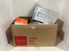 BOX OF ASSORTED KITCHEN ITEMS TO INCLUDE BRITA GLASS WATER FILTER JUG 2.5L