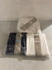 3 X ASSORTED BEDDING ITEMS TO INCLUDE JOHN LEWIS EGYPTIAN COTTON DEEP FITTED SHEET - NAVY - KING SIZE