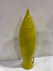 2 X ASSORTED STONE THE CROWS ITEMS TO INCLUDE MEDIUM WALL STEM VASE - YELLOW - TOTAL RRP £120