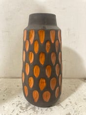 2 X STONE THE CROWS LARGE VASE - ORANGE - (H) 46 X (W) 22 X (D) 22 CM - TOTAL RRP £130