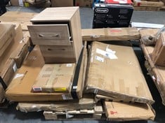 PALLET OF ASSORTED ITEMS TO INCLUDE 2 DRAWER BEDSIDE CABINET IN LIGHT WOODEN EFFECT (ZONE 4) (KERBSIDE PALLET DELIVERY)