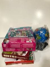 4 X ASSORTED KIDS TOYS TO INCLUDE GLOBAL GIZMOS DELUXE TABLE TOP FOOTBALL