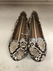 11X ASSORTED SHOES & SIZES TO INCLUDE SNAKESKIN PATTERN SIZE 8 FLATS .