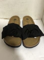 4X ASSORTED SHOES TO INCLUDE BLACK & BROWN SIZE 7 SLIDES.