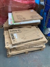 PALLET OF ASSORTED SAFETY GATES TO INCLUDE MUNCHKIN AUTO CLOSE NO DRILL PRESSURE FIT SAFETY GATE (KERBSIDE PALLET DELIVERY)