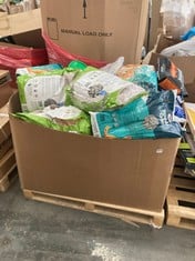 PALLET OF ASSORTED PET ITEMS TO INCLUDE BREEDER CELECT CAT LITTER 30L (KERBSIDE PALLET DELIVERY)