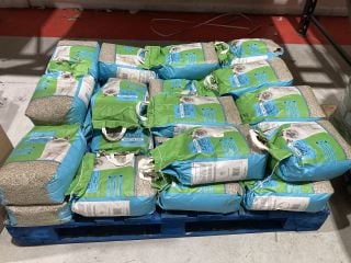 PALLET OF ANTI-BACTERIAL CLUMPING CAT LITTER 8 LITRE BAG