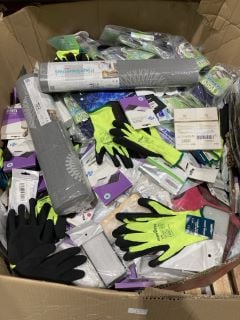 PALLET OF VARIOUS ITEMS TO INCLUDE WORK GLOVES, SOCKS AND WALLPAPER