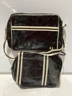 FRED PERRY SHOULDER BAG CONT BKMU TO INCLUDE FRED PERRY BARREL BAG BLNV TOTAL RRP £140