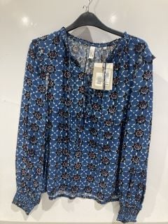 QTY OF ASSORTED ITEMS TO INCLUDE AND/OR LEO BELL TOP NAVY SIZE 20 TOTAL RRP £129