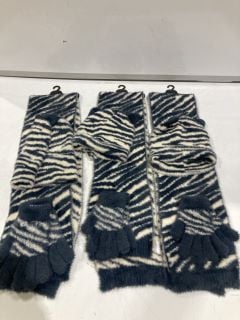 QTY OF ASSORTED CLOTHING INCLUDING JOHN LEWIS ZEBRA SET GLOVES BEANIE & SCARF AGE 6-8 YEARS BLUE/WHITE TOTAL RRP £146