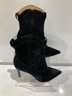 JOHN LEWIS AND/OR PILOT BRTN BOOTS SIZE EU 37 TO INCLUDE JOHN LEWIS AND/OR OCTAVIO BLACK BOOTS SIZE 7 TOTAL RRP £128