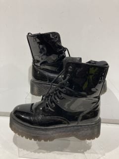 BOX OF ASSORTED ITEMS TO INCLUDE BLACK BOOT SIZE 40