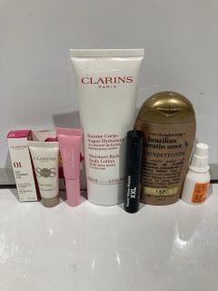 BOX OF ASSORTED ITEMS TO INCLUDE MAKEUP PRODUCTS CLARINS PARIS 21 LIP PERFECTOR