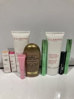 BOX OF ASSORTED ITEMS TO INCLUDE MAKEUP PRODUCTS CLARINS PARIS 01 LIP COMFORT ROSE OIL