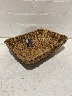 QTY OF GIFT DECOR WOVEN BASKET