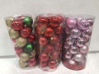 BOX OF ASSORTED CHRISTMAS ITEMS TO INCLUDE PINK GLITTER BAUBLES, RED GREEN & GOLD MULTIPACK BAUBLES