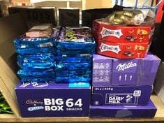 QUANTITY OF FOOD & DRINK ITEMS TO INCLUDE CELEBRATIONS MILK CHOCOLATE GIFT BOX OF MINI CHOCOLATES & BISCUIT BARS CENTERPIECE (MALTESERS, GALAXY, SNICKERS & MORE) 385G BEST BEFORE 02/11/2024: LOCATION