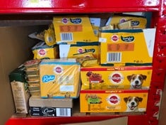 QUANTITY OF ASSORTED DOG FOOD ITEMS TO INCLUDE WINALOT SHAPES DOG BISCUITS BEST BEFORE 10/2025: LOCATION - BACK WALL(COLLECTION OR OPTIONAL DELIVERY AVAILABLE)