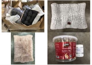 PALLET OF ASSORTED PET ITEMS TO INCLUDE ULIGOTA PET BED IN GREY: LOCATION - MIDDLE FLOOR(COLLECTION OR OPTIONAL DELIVERY AVAILABLE)