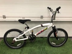 MAGNA FLX ZONE BMX IN WHITE 1 SPEED: LOCATION - FRONT FLOOR(COLLECTION OR OPTIONAL DELIVERY AVAILABLE)