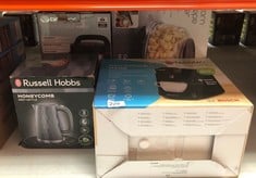 QUANTITY OF KITCHEN & APPLIANCES ITEMS TO INCLUDE RUSSELL HOBBS HONEYCOMB ELECTRIC 1.7L CORDLESS KETTLE (FAST BOIL 3KW, GREY PREMIUM PLASTIC, MATT & HIGH GLOSS FINISH, REMOVABLE WASHABLE ANTI-SCALE F