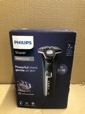 PHILIPS SHAVER SERIES 5000 - WET & DRY ELECTRIC MENS SHAVER WITH CHARGING STAND AND TRAVEL CASE (MODEL S5884/35).: LOCATION - A