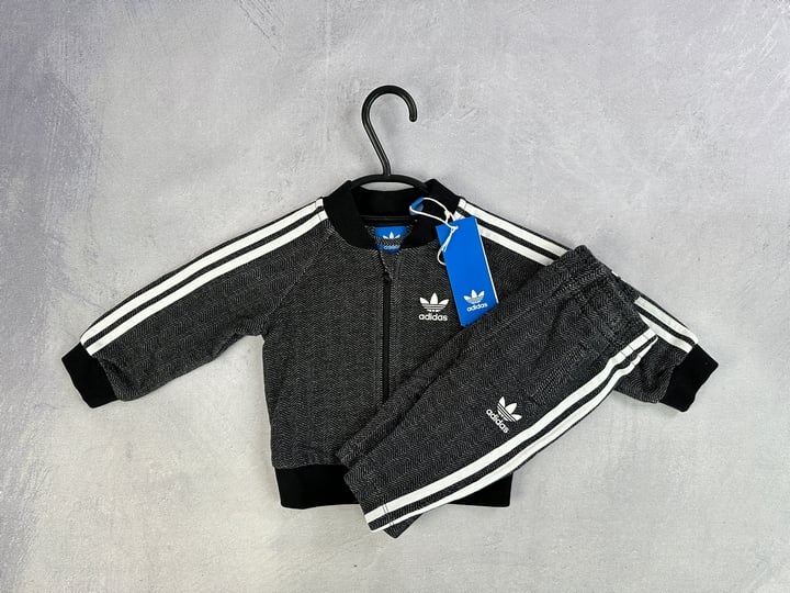 Adidas Originals Baby 2 Piece Set With Tags - Size 3-6M (VAT ONLY PAYABLE ON BUYERS PREMIUM)