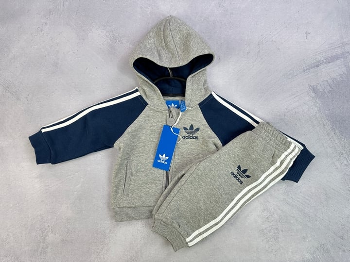 Adidas Originals Baby 2 Piece Set With Tags - Size 3-6M (VAT ONLY PAYABLE ON BUYERS PREMIUM)