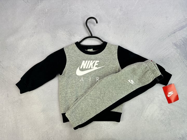 Nike Baby 2 Piece Set With Tags - Size 12-18M (VAT ONLY PAYABLE ON BUYERS PREMIUM)