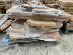 PALLET WITH A NUMBER OF HEADBOARDS OF DIFFERENT MODELS AND SIZES INCLUDING WHITE HEADBOARD 145 X 120 (MAY BE DIRTY OR BROKEN).