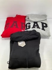 3 X SWEATSHIRTS VARIOUS BRANDS AND SIZES INCLUDING GREY GAP SWEATSHIRT SIZE M - LOCATION 23A.