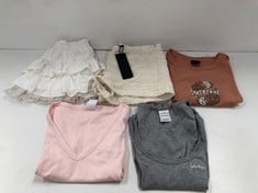 5 X GARMENTS VARIOUS BRANDS AND SIZES INCLUDING SANTA CRUZ T-SHIRT SIZE L (TOTAL P.V.P 148€) - LOCATION 16A.