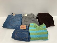 5 X LEVIS GARMENTS VARIOUS MODELS AND SIZES INCLUDING BLUE AND GREEN T-SHIRT SIZE L (TOTAL P.V.P 404€) - LOCATION 41B.