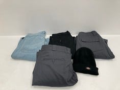 5 X DICKIES GARMENTS VARIOUS MODELS AND SIZES INCLUDING GREY TROUSERS SIZE W32 (TOTAL P.V.P 420€) - LOCATION 45B.