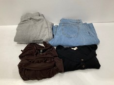 4 X GARMENTS VARIOUS MODELS AND SIZES INCLUDING BLACK PILCRO T-SHIRT SIZE M (TOTAL P.V.P 258€) - LOCATION 26B.