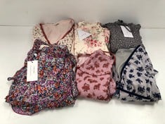 6 X DRESSES VARIOUS BRANDS AND SIZES INCLUDING KIMCHI BLUE SIZE M (TOTAL P.V.P 424€) - LOCATION 11B.