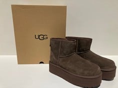 UGG BOOTS MODEL W CLASSIC MINI PLATAFORM DARK BROWN COLOUR SIZE 40 (TOTAL P.V.P 180€) - LOCATION 29A.