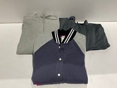 3 X GARMENTS VARIOUS BRANDS AND SIZES INCLUDING GREY JACKET BRAND BDG SIZE XL - LOCATION 44B.