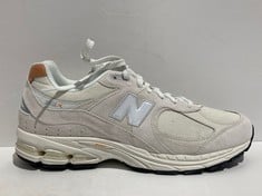 NEW BALANCE SHOES BEIGE COLOUR SIZE 45 1/2 - LOCATION 40B.