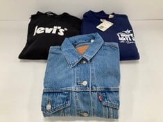 3 X LEVI'S GARMENTS VARIOUS MODELS AND SIZES INCLUDING DENIM JACKET SIZE S - LOCATION 32B.