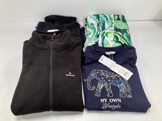 4 X GARMENTS VARIOUS MAKES AND MODELS INCLUDING NAVY BLUE SPRINGFIELD JUMPER SIZE S - LOCATION 32B.