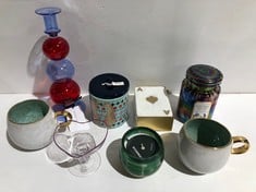 8 X HOUSEHOLD ITEMS INCLUDING SCENTED CANDLES (TOTAL P.V.P. 250€) - LOCATION 30C.