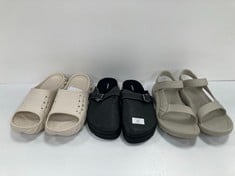 3 X SHOES VARIOUS BRANDS AND SIZES INCLUDING CROCS SHOES SIZE 45-46 BEIGE (TOTAL P.V.P 149€) - LOCATION 49A.