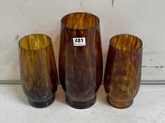 2 X MEDIUM SIZED GLASS VASE IN TORTOISE SHELL PRINT TO INCLUDE 1 X LARGE SIZED GLASS VASE IN TORTOISE SHELL PRINT