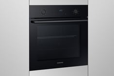 SAMSUNG BUILT IN ELECTRIC SINGLE OVEN IN BLACK - MODEL NO. NV68A1140BK - RRP £299 (LOCATION A)