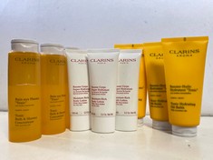 SMALL BOX OF ASSORTED BEAUTY PRODUCTS TO INCLUDE CLARINS AROMA TONIC HYDRATING OIL-BALM WITH ESSENTIAL OILS 200ML