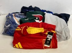 5 X ASSORTED ADULTS CLOTHING TO INCLUDE ADIDAS CD PLUS ULTRA RED FOOTBALL TSHIRT SIZE 4XL